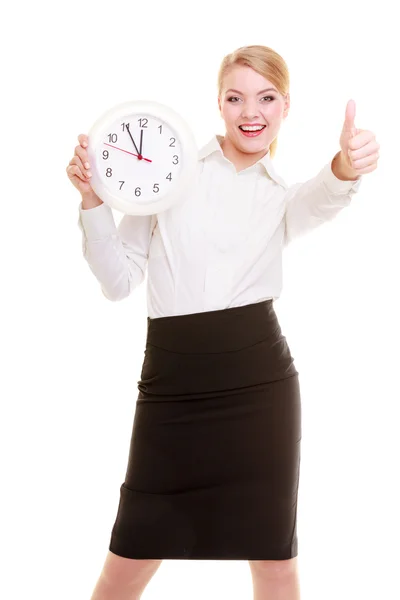 Portret zakenvrouw tonen klok en duim omhoog. tijd. — Stockfoto