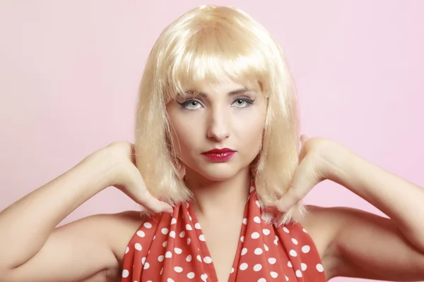 Portrait beautiful pinup girl in blond wig retro red dress. Vintage. — Stock Photo, Image