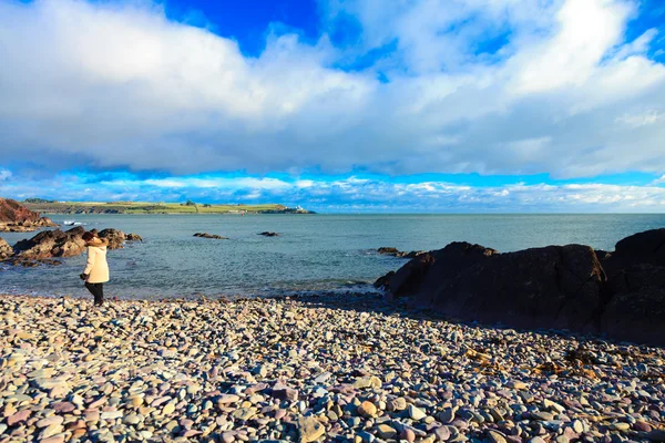 Paisagem irlandesa. coast atlantic coast County Cork, Irlanda. Mulher andando — Fotografia de Stock