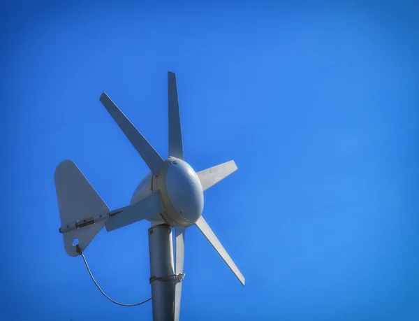 Маленькая ветряная турбина. Альтернативная чистая энергия, экологическая концепция — стоковое фото