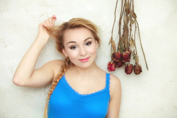 Mulher loira adolescente mostrando seu cabelo seco danificado — Fotografia de Stock