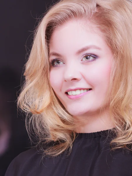 Hermosa chica sonriente con cabello rubio ondulado en peluquería salón de belleza —  Fotos de Stock