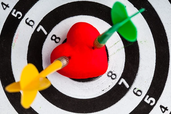 Zwart wit doel met twee darts in liefde hartsymbool als bullseye — Stockfoto