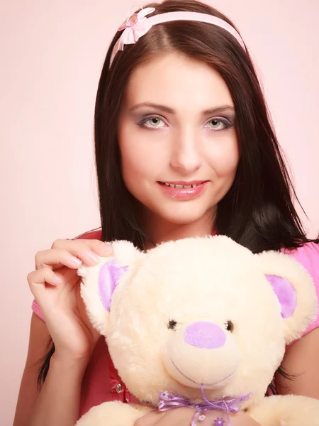 Kinderachtig jonge vrouw infantiele meisje in roze knuffelen teddy bear speelgoed — Stockfoto