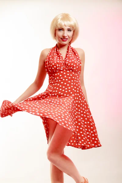 Piękna dziewczyna pinup w blond peruce i retro czerwona sukienka taniec. Strona. — Zdjęcie stockowe