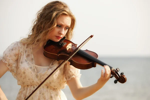 Retrato chica rubia con un violín al aire libre — Foto de Stock