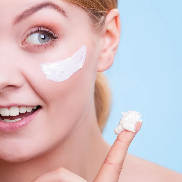 Cuidado de la piel. Rostro de chica joven cuidando la piel seca. — Foto de Stock