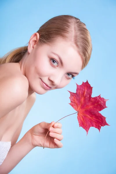 スキンケア。赤もみじの葉を持つ若い女性の女の子の肖像. — ストック写真