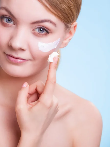 Cuidado de la piel. Rostro de chica joven cuidando la piel seca. —  Fotos de Stock