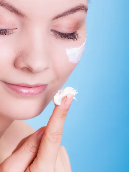 Hautpflege. Gesicht einer jungen Frau, die sich um trockene Haut kümmert. — Stockfoto