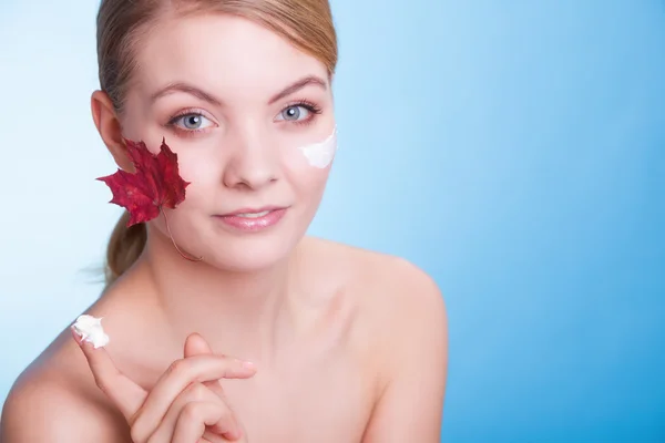 Skin care. Face of young woman girl with red maple leaf. — Stock Photo, Image