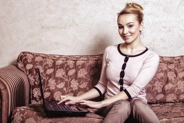 Geschäftsfrau mit Computer. Internet-Heimtechnologie. Oldtimer-Foto. — Stockfoto