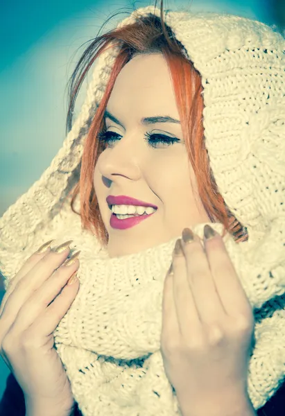 Portret winter mode vrouw warme kleding buiten — Stockfoto