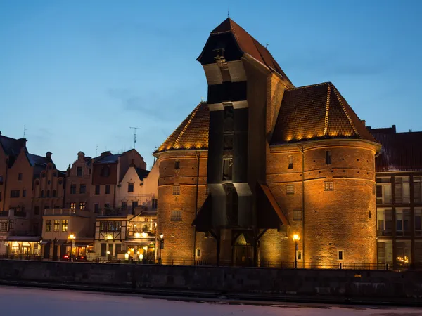 El río Moltawa y la grúa Gdansk Polonia. Paisaje nocturno de invierno — Foto de Stock