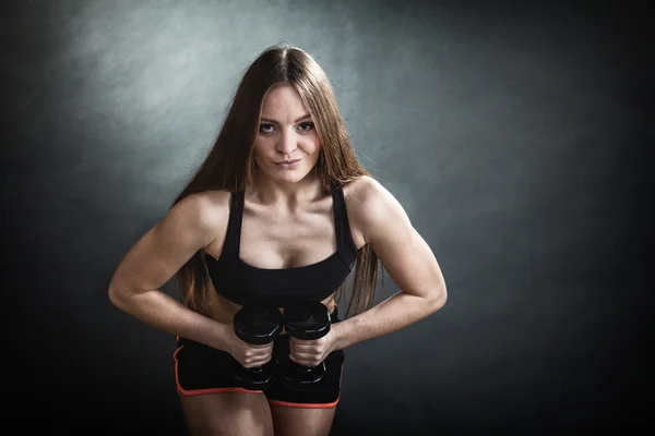 Chica fitness entrenamiento hombros músculos levantamiento mancuernas — Foto de Stock