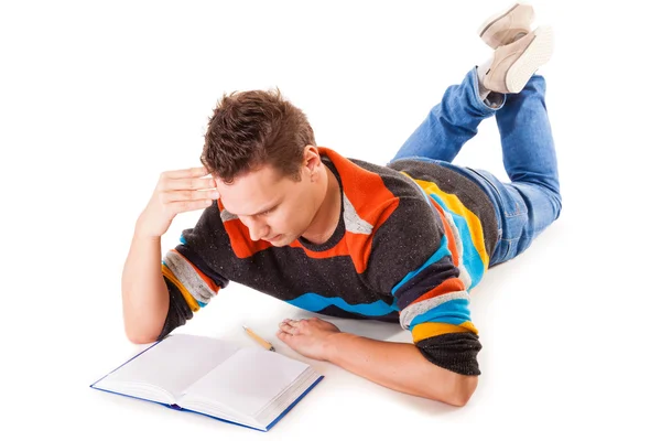 Estudiante masculino leyendo un libro preparándose para el examen aislado —  Fotos de Stock