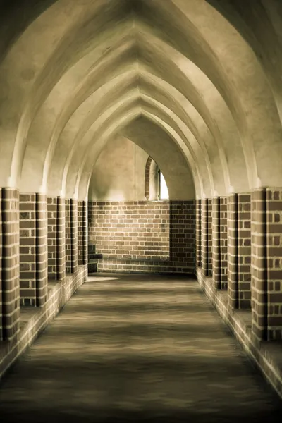 Interior of old empty hall. Arch of castle. Medieval architecture. — Stock Photo, Image