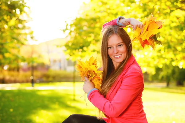 秋のシーズン。公園で紅葉を保持している肖像画女の子女性を葉します。 — ストック写真