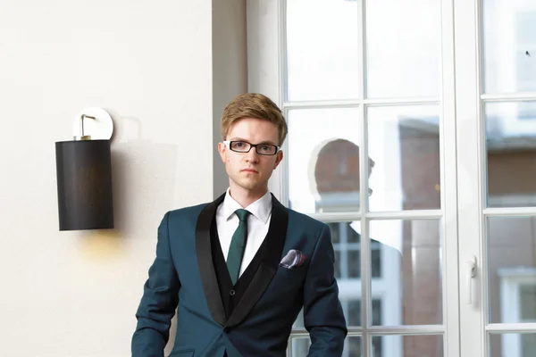 Jonge knappe stijlvolle man in trendy café — Stockfoto