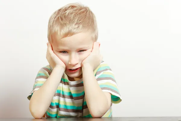 Retrato de niño niño pensativo o cansado. Emociones. En casa. . —  Fotos de Stock