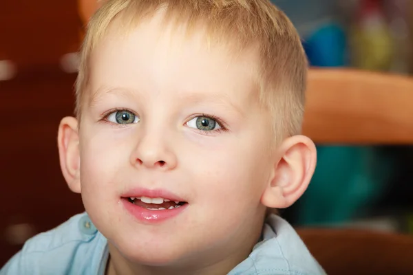 Glückliche Kindheit. Porträt eines glücklich lächelnden blonden Jungen — Stockfoto