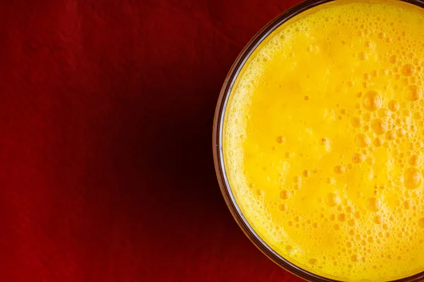 Alimentation saine. Gros plan de jus de fruits jaunes frais en verre — Photo