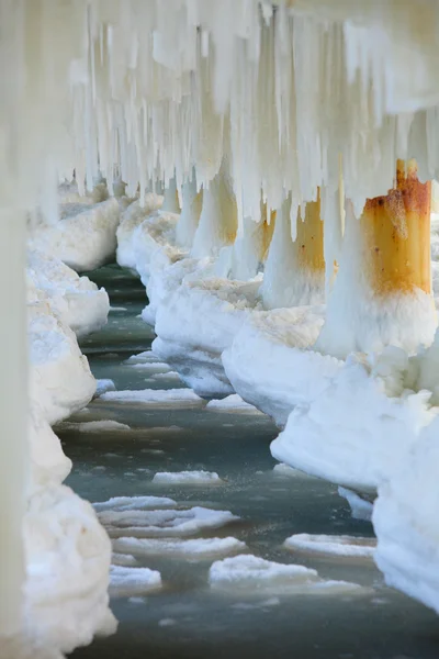 Paysages d'hiver. Mer Baltique. Fermer les formations de glace glaçons sur les poteaux de jetée — Photo