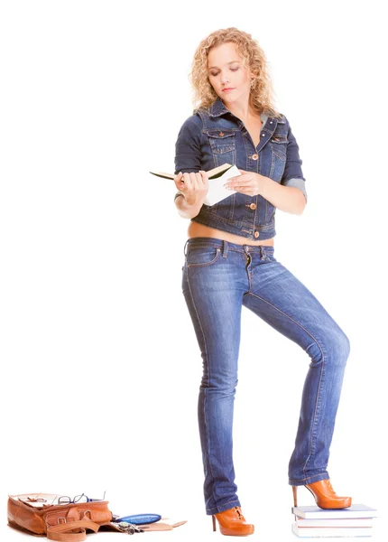 Moda jeans. Menina estudante de comprimento total em livros de bolsa de jeans azul — Fotografia de Stock