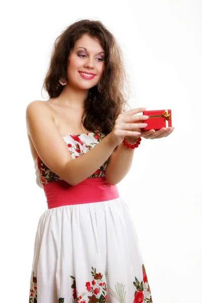 Chica abriendo pequeña caja de regalo roja aislada — Foto de Stock