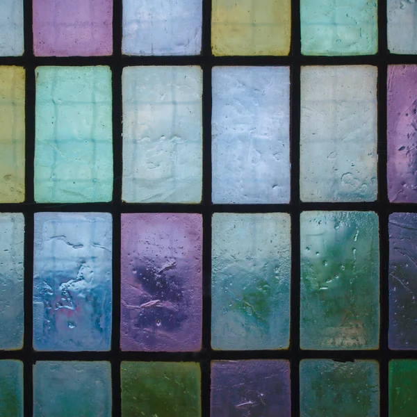 Χρωματισμένο λεκιασμένο γυαλί παράθυρο με τακτική μπλοκ μοτίβο μπλε πράσινο τόνο — Φωτογραφία Αρχείου
