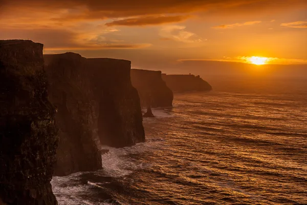 Klify Moher o zachodzie słońca w Co. Clare, Irlandia Europa — Zdjęcie stockowe