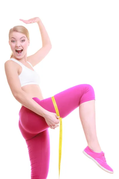 Chica en forma de mujer fitness con cinta métrica que mide su muslo —  Fotos de Stock