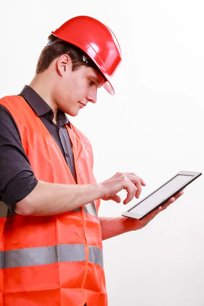 Man werknemer in veiligheidsvest en helm met behulp van Tablet PC — Stockfoto
