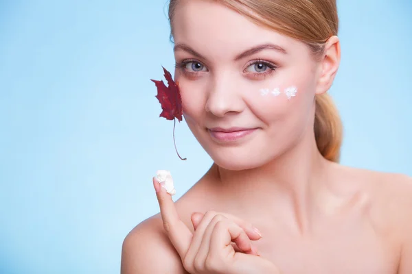 Skin care. Face of young woman girl with red maple leaf. — Stock Photo, Image