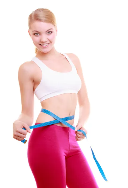 Dieta. Chica en forma de mujer fitness con cinta métrica que mide su cintura — Foto de Stock