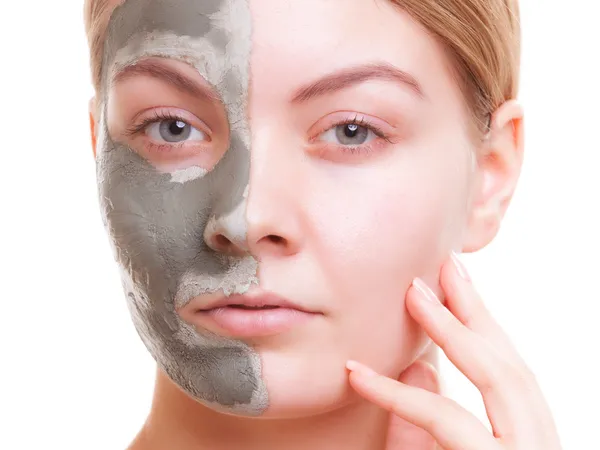 Cuidado de la piel. Mujer que aplica máscara de arcilla en la cara. Spa. —  Fotos de Stock