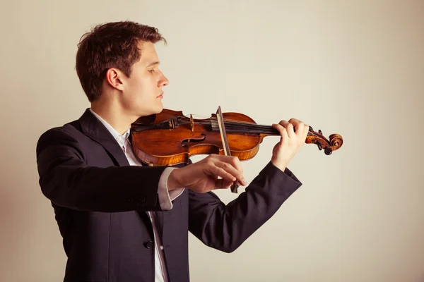 Hombre violinista tocando el violín. Arte musical clásico —  Fotos de Stock