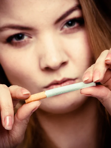 Adicción. Chica rompiendo cigarrillos. Deja de fumar. . — Foto de Stock