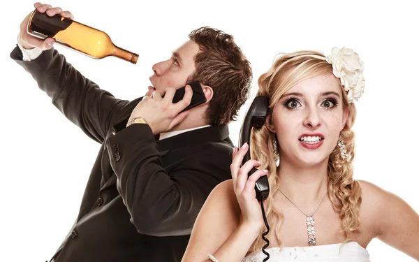 Svatba. Naštvaná nevěsta a ženich mluví po telefonu — Stock fotografie