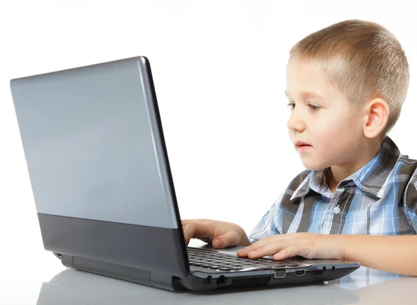 Adicción a la computadora niño con portátil portátil —  Fotos de Stock