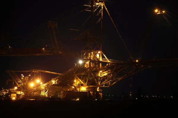 Giant excavator in a coal open pit evening — Stock Photo, Image