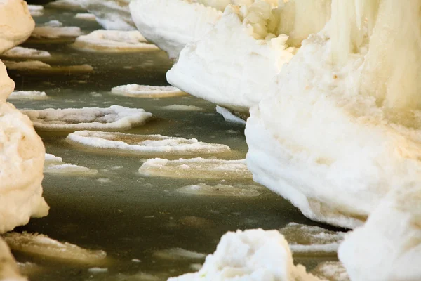 Paisaje invernal. Mar Báltico. Cerrar las formaciones de hielo carámbanos en postes de muelle — Foto de Stock