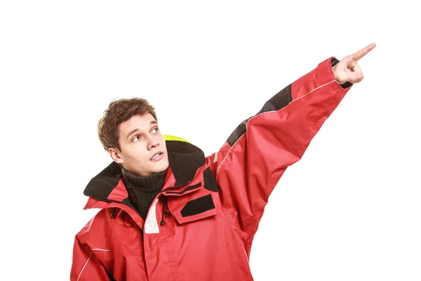 Jonge man zeeman in rode wind Jacket Men. zeilen. — Stockfoto