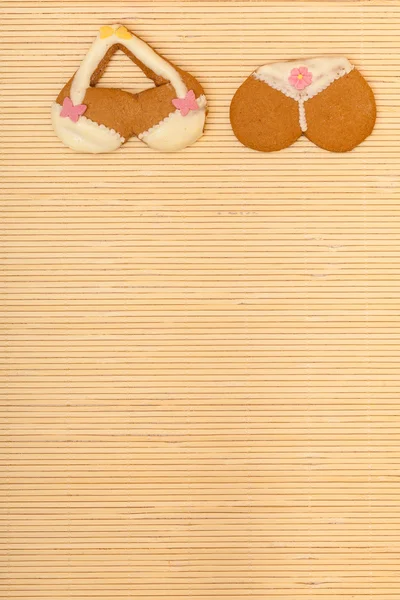 Biquíni rosa amarelo forma biscoito bolo de gengibre na esteira de bambu — Fotografia de Stock