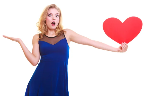 Rotes Herz. Liebessymbol. Frau mit Valentinstag-Symbol. — Stockfoto