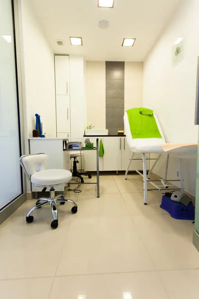 Interior of modern healthy beauty spa salon. Treatment room. — Stock Photo, Image