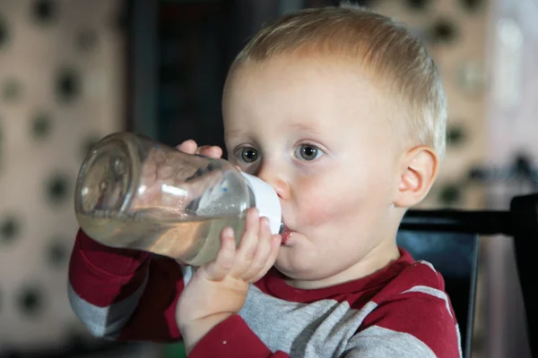 Baby pojke med sin flaska — Stockfoto