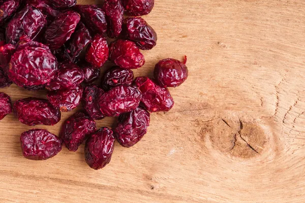 Dieta cibo sano. Frontiera di mirtilli rossi secchi su fondo di legno — Foto Stock