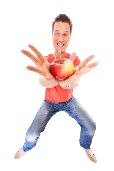 Lycklig man i anläggningen erbjuder apple. kost hälso-och hälsosam kost. — Stockfoto
