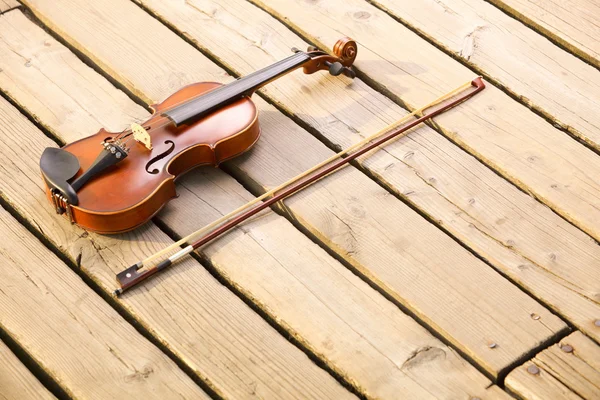 Violino sul molo di legno. Concetto musicale — Foto Stock